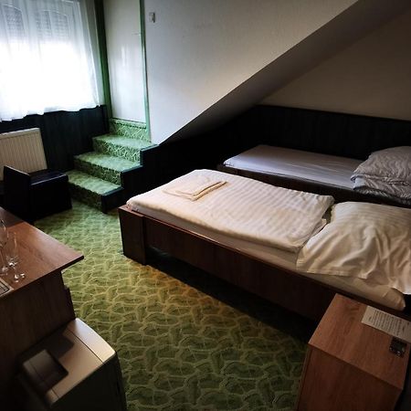 Komplex -Rendezvenytermek-Panzio-Apartman-Irodak- 마테설커 외부 사진
