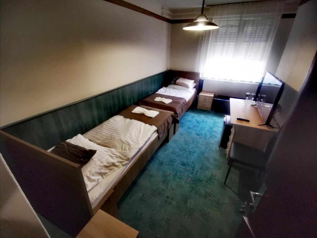 Komplex -Rendezvenytermek-Panzio-Apartman-Irodak- 마테설커 외부 사진