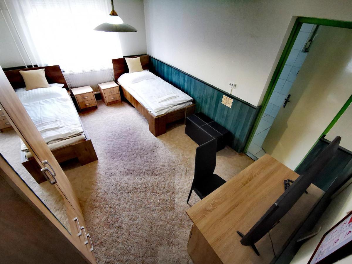 Komplex -Rendezvenytermek-Panzio-Apartman-Irodak- 마테설커 외부 사진
