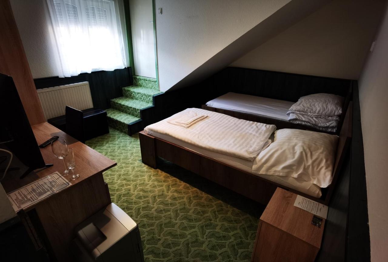 Komplex -Rendezvenytermek-Panzio-Apartman-Irodak- 마테설커 외부 사진